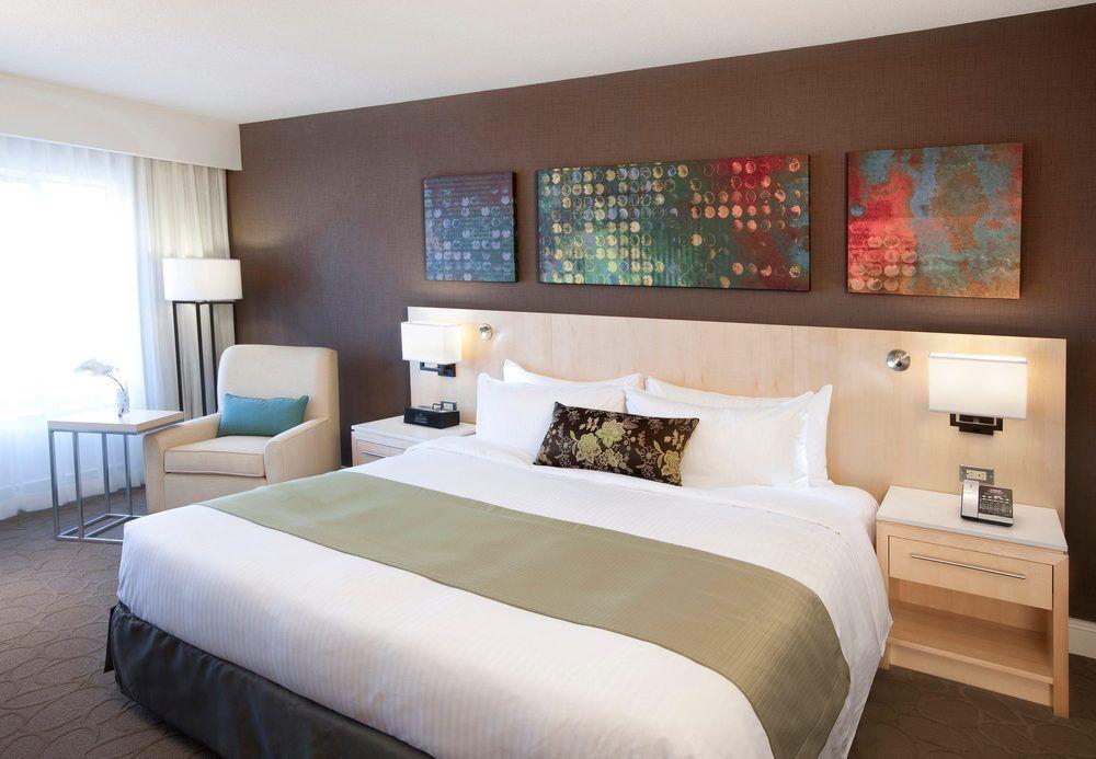 Delta Hotels By Marriott Victoria Ocean Pointe Resort Exterior photo