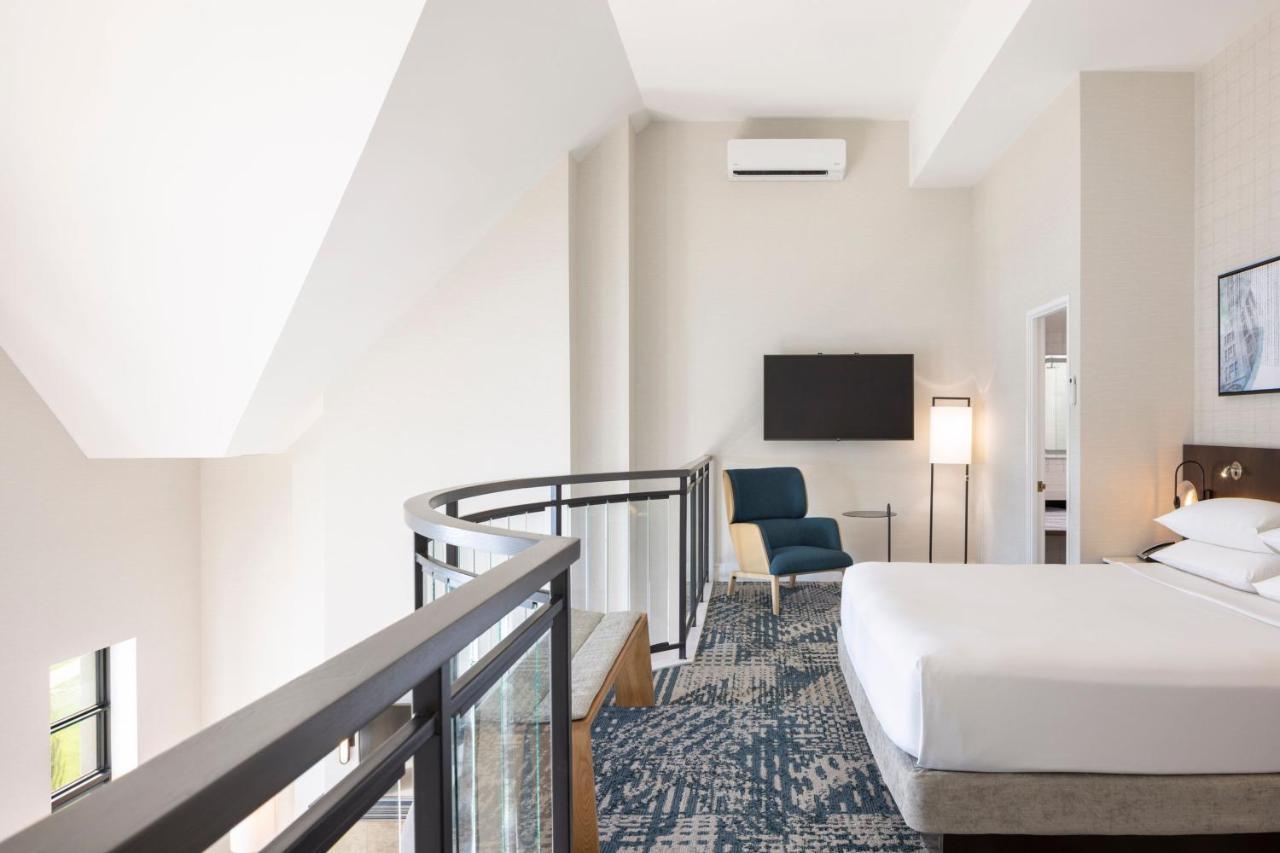 Delta Hotels By Marriott Victoria Ocean Pointe Resort Exterior photo